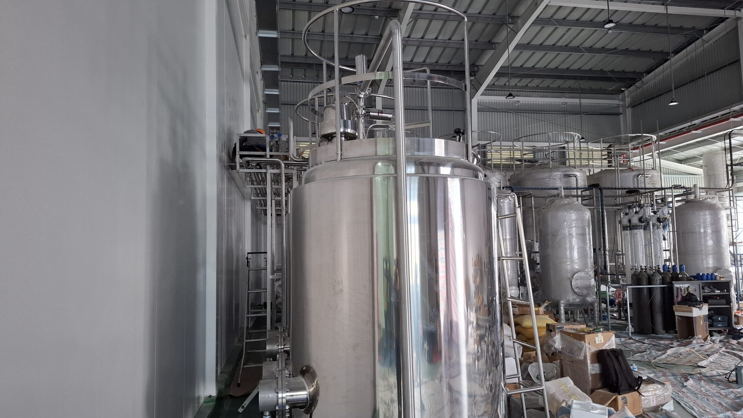 Thi công đường ống vi sinh tại nhà máy nước khoáng - Mitech thi công thực tế